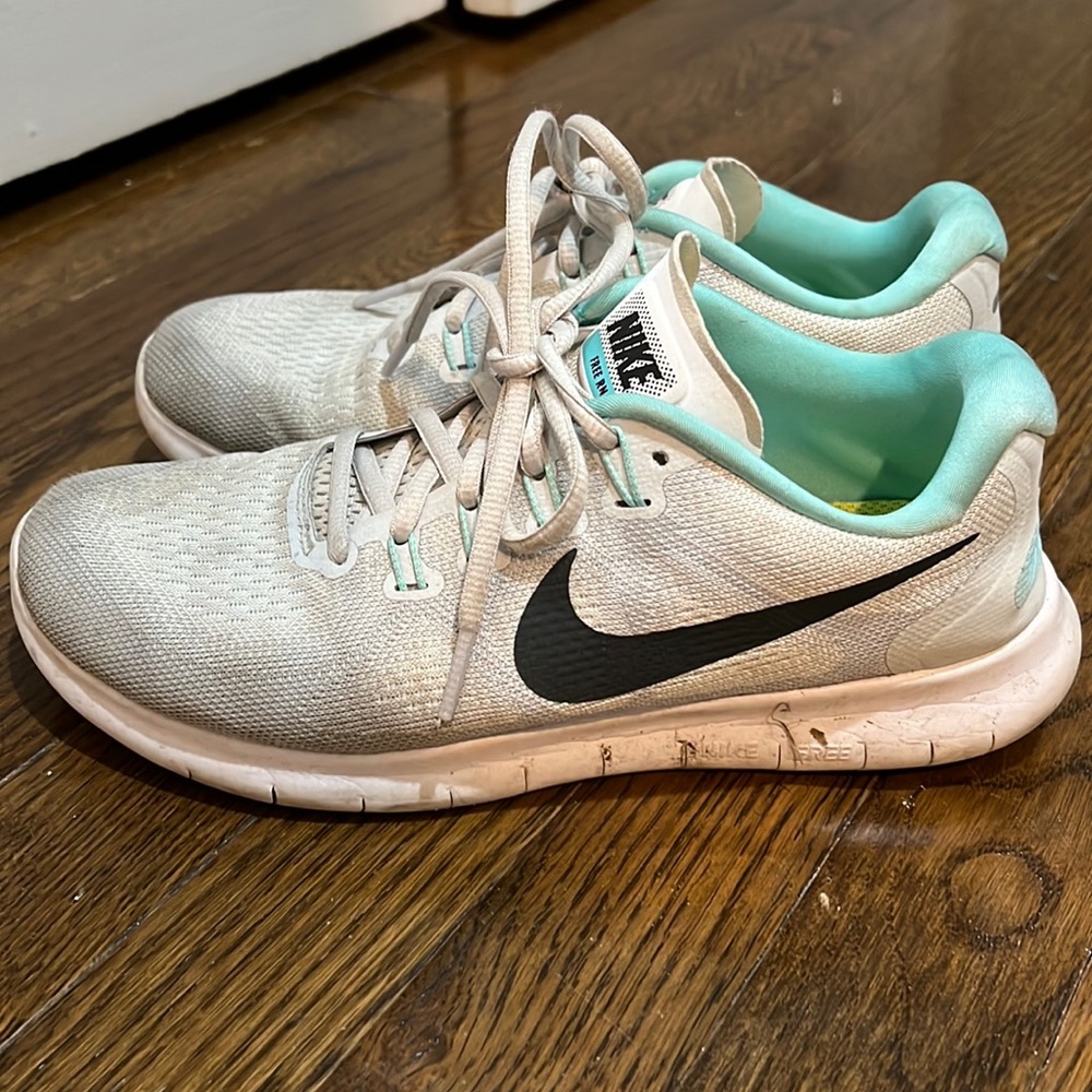 Size 7.5. Womens nike free run shoes